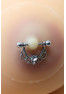 Paire de cache-tétons ornés d’un piercing barre en demi-anneau avec strass, pour peau claire. 
