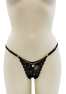 String noir en dentelle avec bijou et chaîne dorée