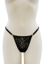 String noir en dentelle avec bijou cœur doré