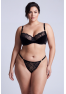 String noir en dentelle avec bijou cœur doré