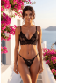 String noir en dentelle avec bijou et chaîne dorée