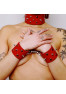 Menottes en cuir avec pics et mousqueton rouge