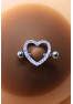 Paire de cache-tétons piercing barre coeur faux diamant peau foncée 