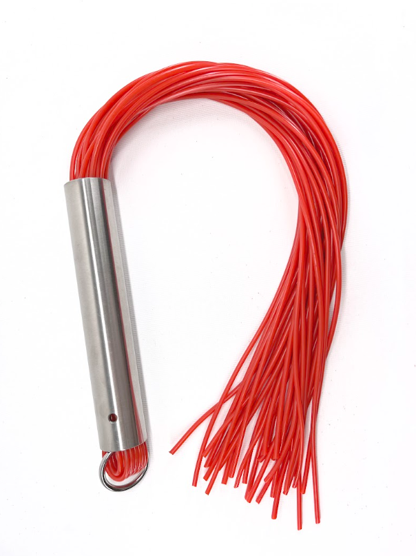 Martinet homme rouge manche métal lanières en PVC — The Sinners, sélection SENVÉLYA
