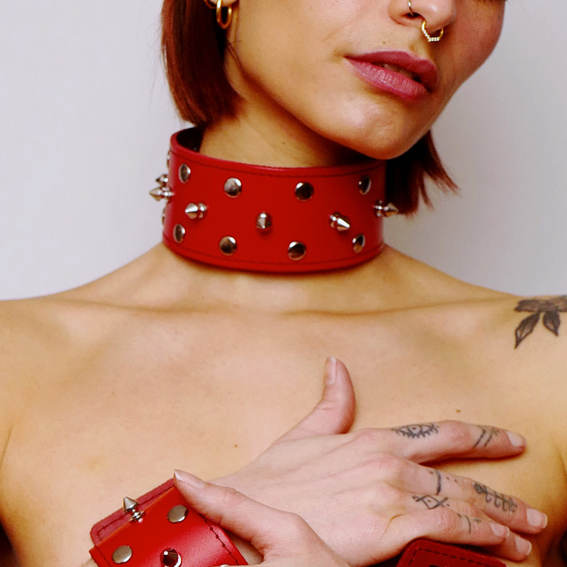 Collier en cuir avec pics Rouge — The Sinners, sélection SENVÉLYA